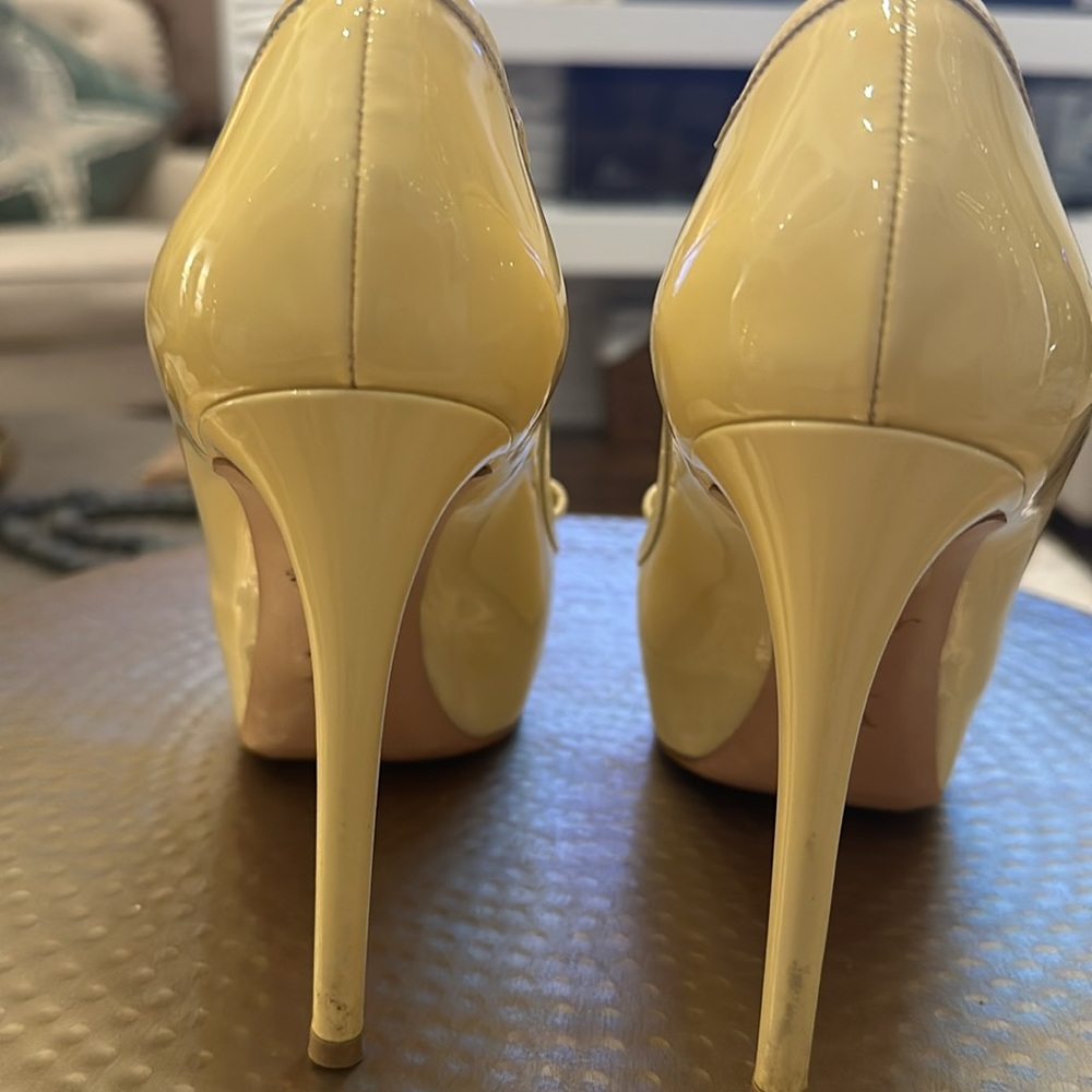 Louis Vuitton Cream Patent Leather and Damier Azur Canvas Damia Peep Toe Pumps - Picture 4 of 8